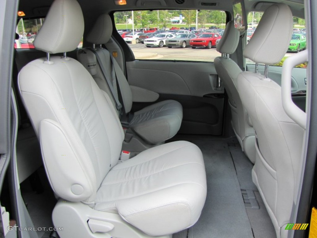 2011 Sienna XLE - Black / Light Gray photo #18
