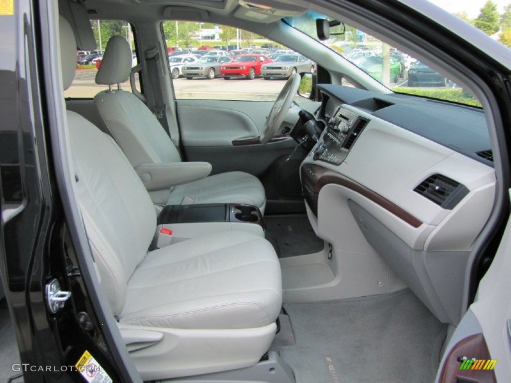 2011 Sienna XLE - Black / Light Gray photo #19