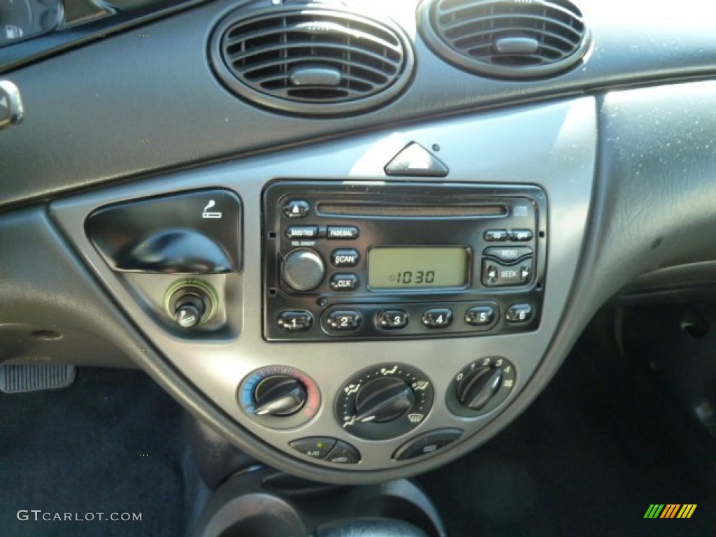 2000 Ford Focus ZX3 Coupe Audio System Photo #52850856