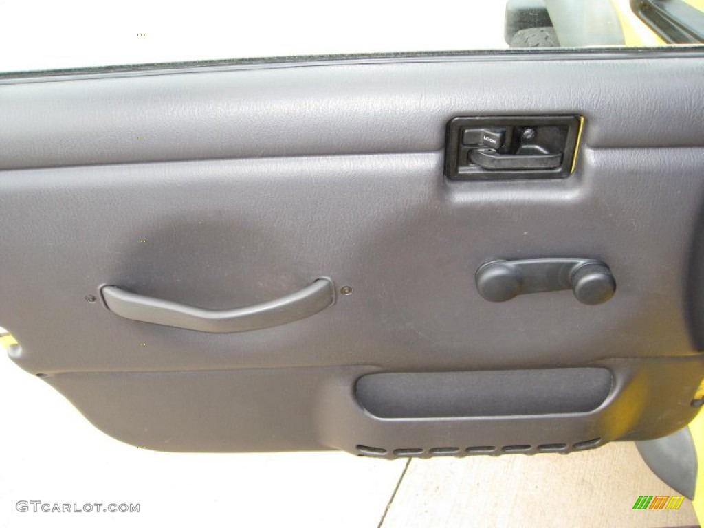 2002 Wrangler Sport 4x4 - Solar Yellow / Agate Black photo #15