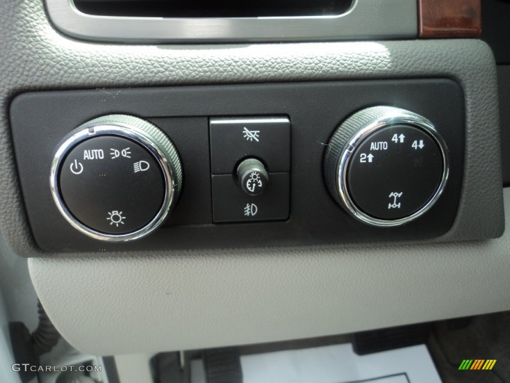 2008 Chevrolet Avalanche LT 4x4 Controls Photo #52863069