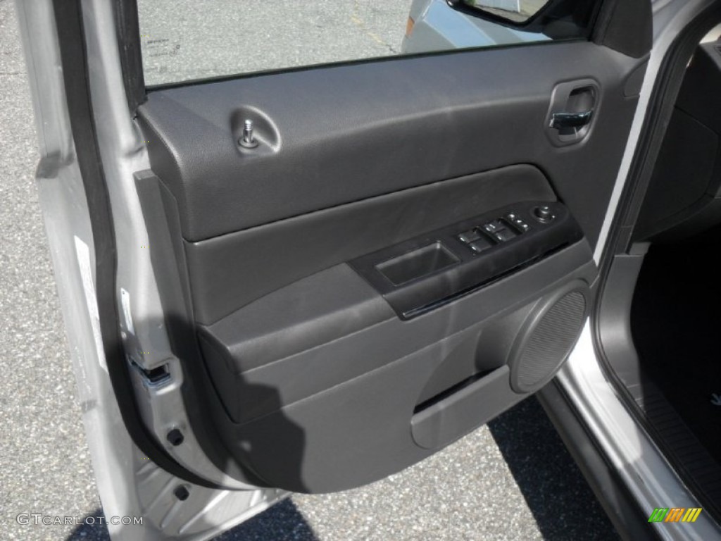 2011 Patriot Latitude X - Bright Silver Metallic / Dark Slate Gray photo #8