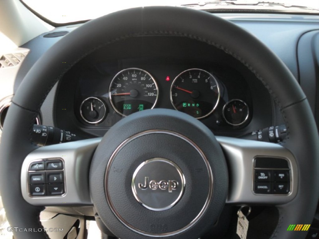 2011 Patriot Latitude X - Bright Silver Metallic / Dark Slate Gray photo #12