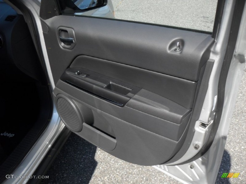 2011 Patriot Latitude X - Bright Silver Metallic / Dark Slate Gray photo #23
