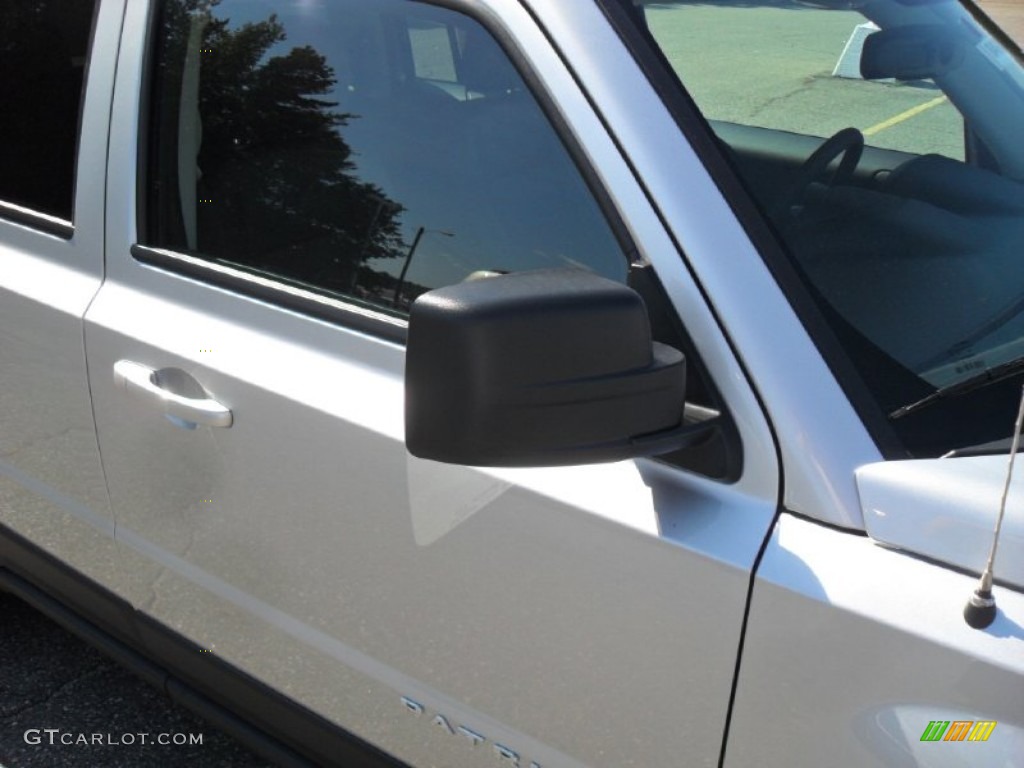2011 Patriot Latitude X - Bright Silver Metallic / Dark Slate Gray photo #24