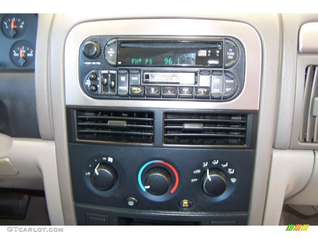 2004 Grand Cherokee Laredo - Inferno Red Pearl / Taupe photo #22