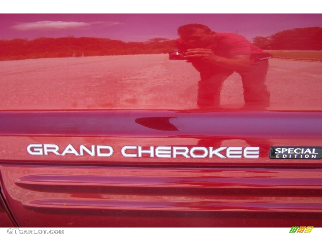 2004 Grand Cherokee Laredo - Inferno Red Pearl / Taupe photo #40
