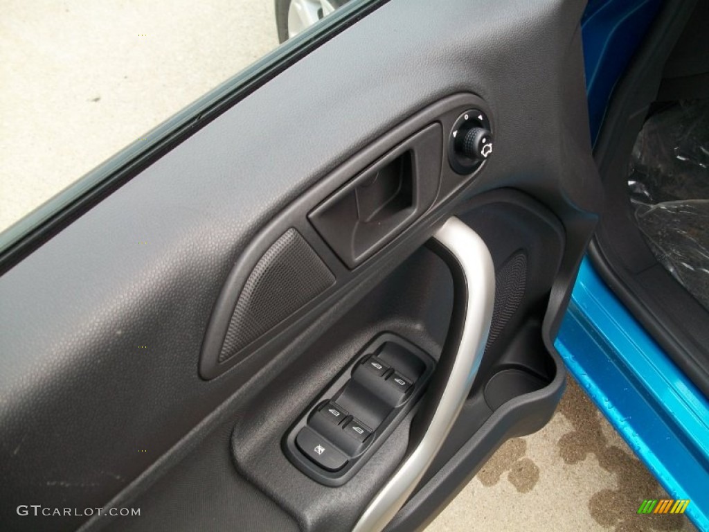 2012 Ford Fiesta SE Sedan Controls Photo #52881372
