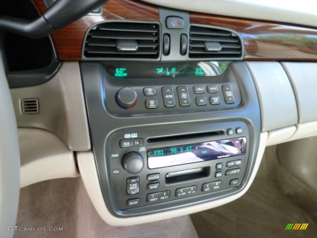 2004 Cadillac DeVille DHS Controls Photo #52897191