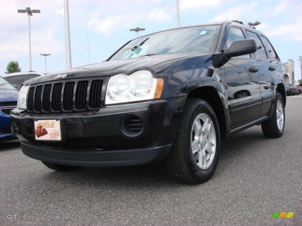 2005 Grand Cherokee Laredo 4x4 - Brilliant Black Crystal Pearl / Medium Slate Gray photo #1