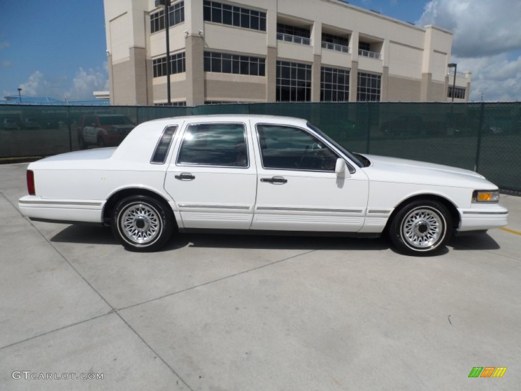 1995 Town Car Executive - Performance White / Dark Red photo #2