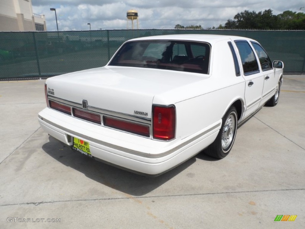 1995 Town Car Executive - Performance White / Dark Red photo #3