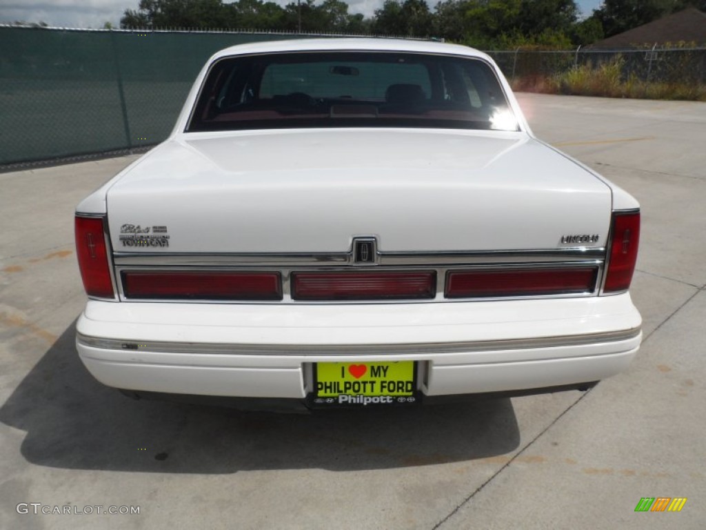 1995 Town Car Executive - Performance White / Dark Red photo #4