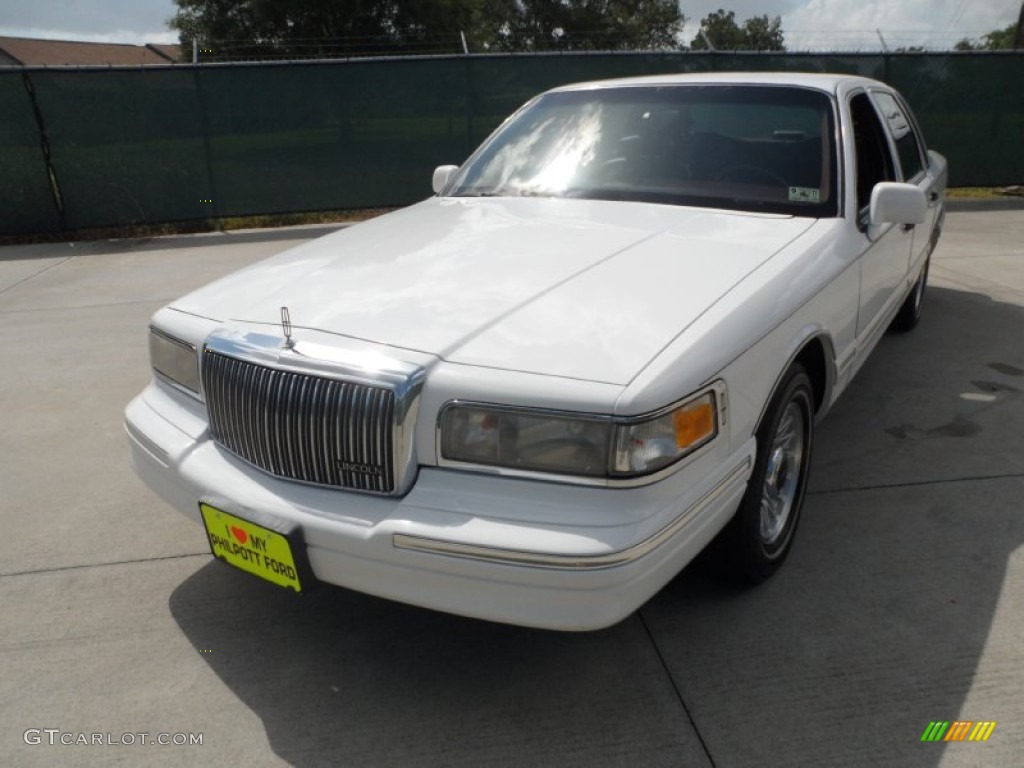 1995 Town Car Executive - Performance White / Dark Red photo #7