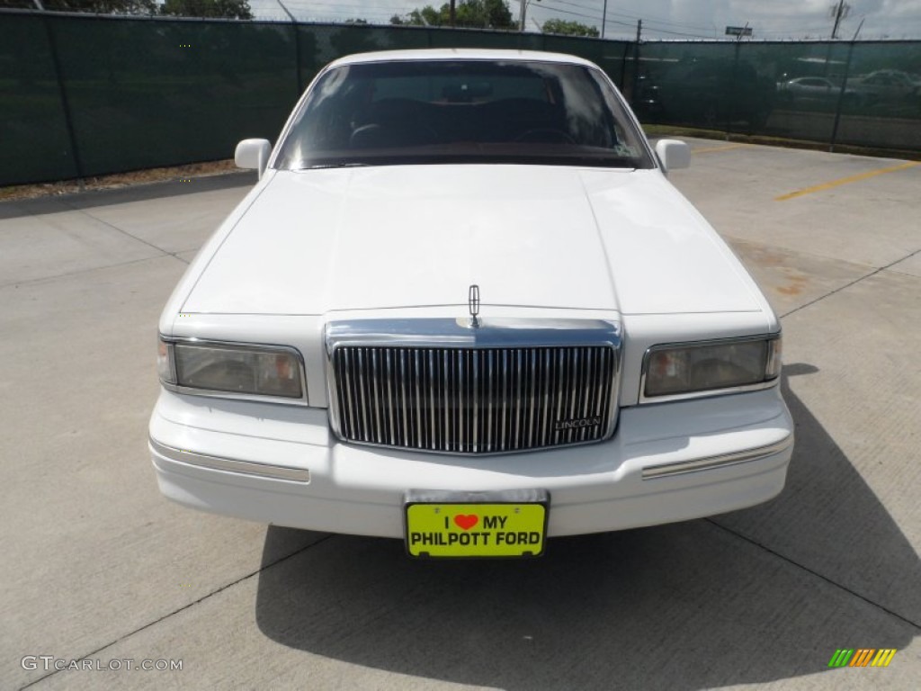 1995 Town Car Executive - Performance White / Dark Red photo #8