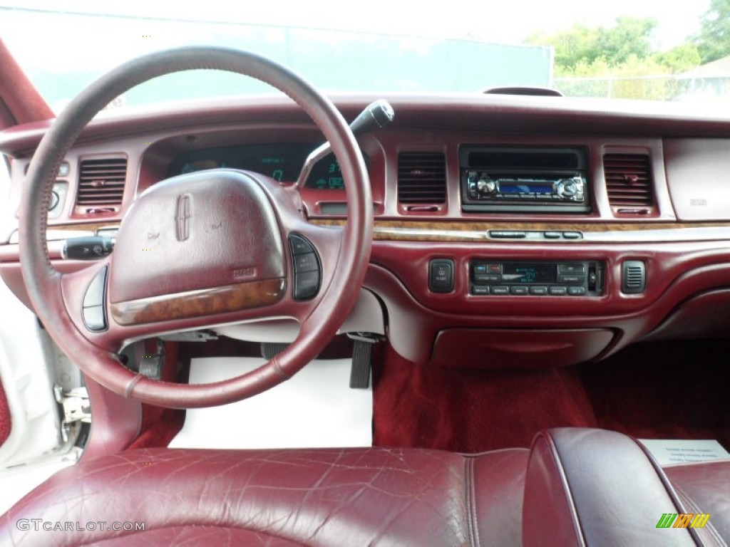 1995 Town Car Executive - Performance White / Dark Red photo #29