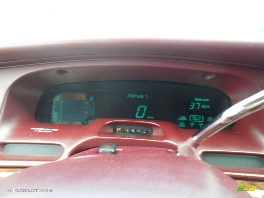 1995 Town Car Executive - Performance White / Dark Red photo #32