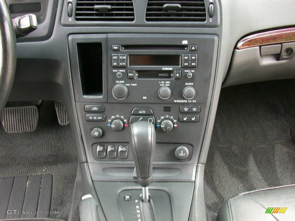 2004 Volvo S60 2.5T Controls Photo #52949442