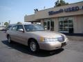 2000 Light Parchment Gold Metallic Lincoln Town Car Signature  photo #2