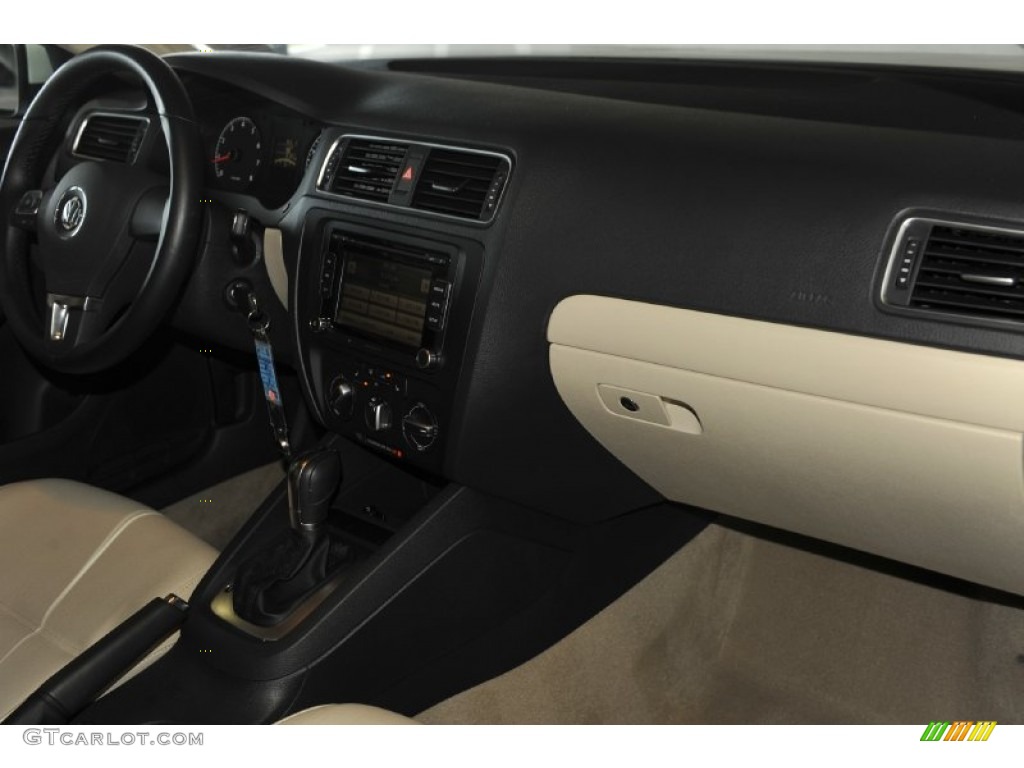 2011 Jetta SE Sedan - Reflex Silver Metallic / Titan Black photo #32