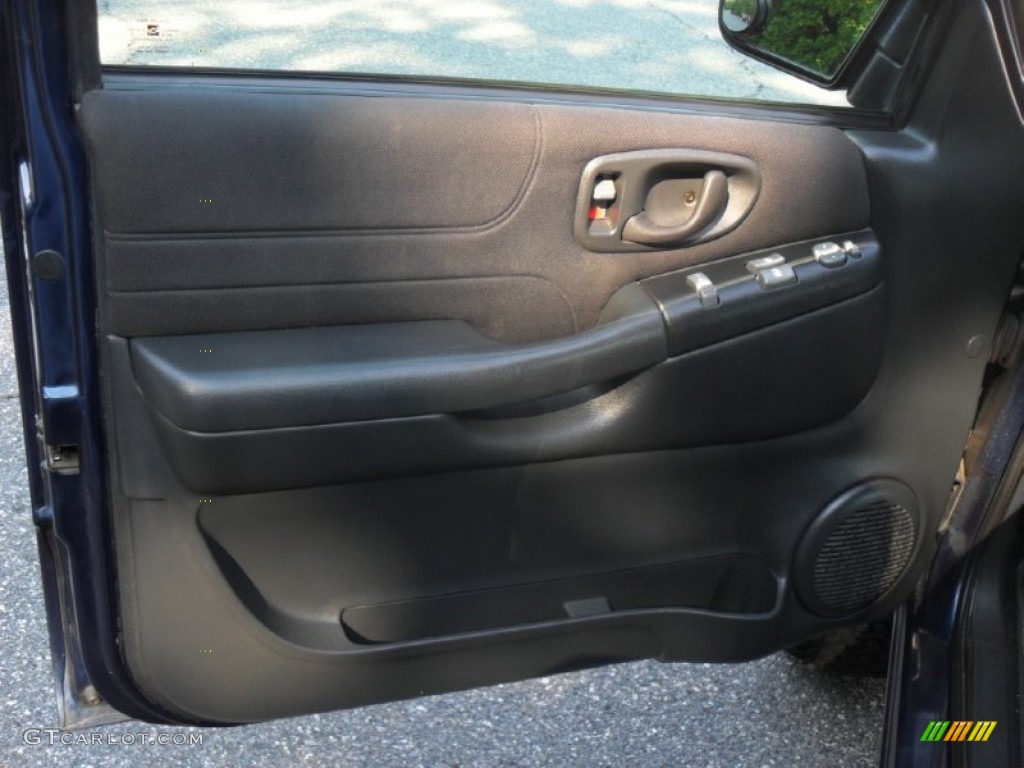 2004 Chevrolet Blazer LS 4x4 Graphite Gray Door Panel Photo #52988488