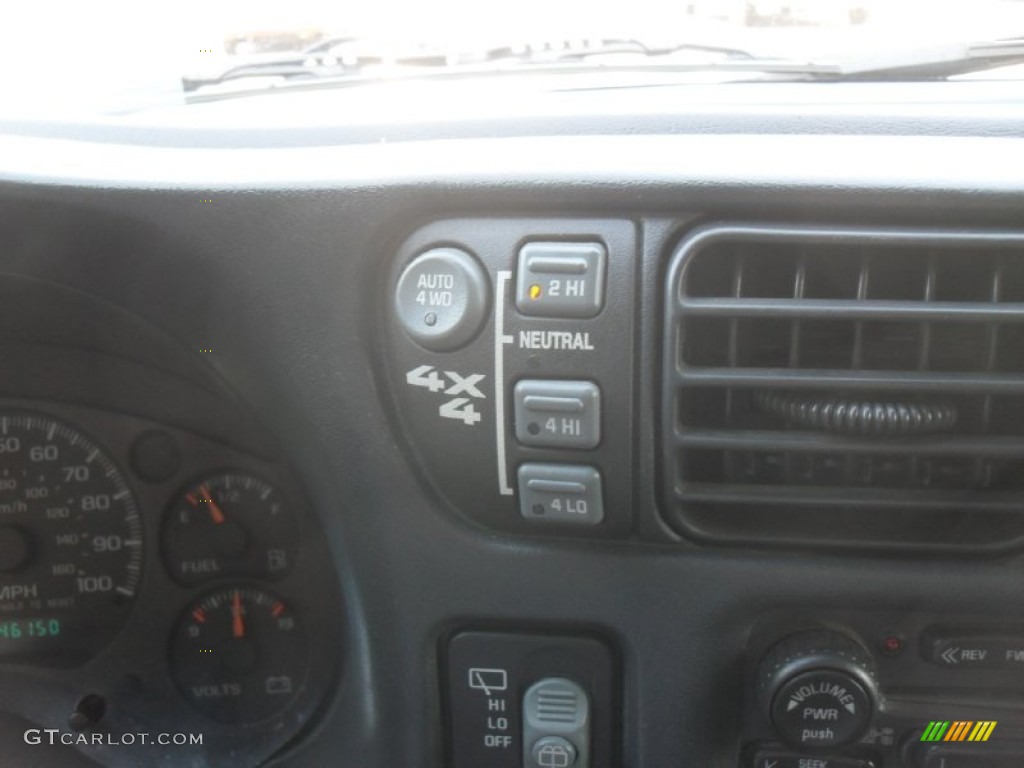 2004 Chevrolet Blazer LS 4x4 Controls Photo #52988524