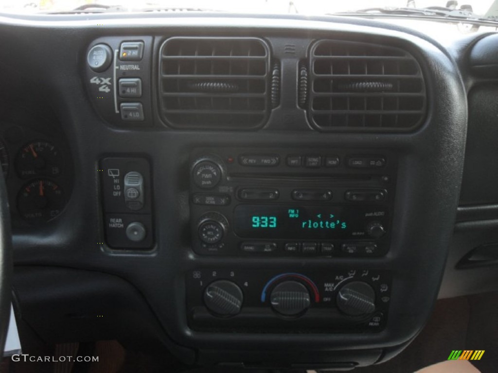 2004 Chevrolet Blazer LS 4x4 Controls Photo #52988539