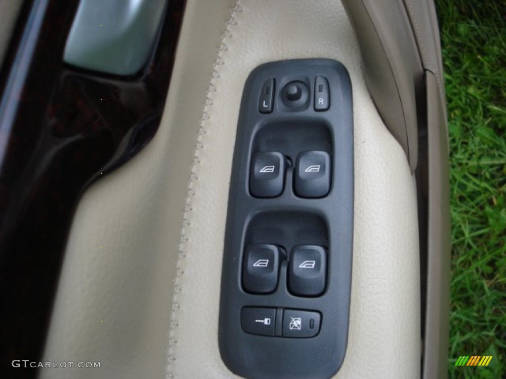 2003 Volvo XC70 AWD Controls Photo #53008829