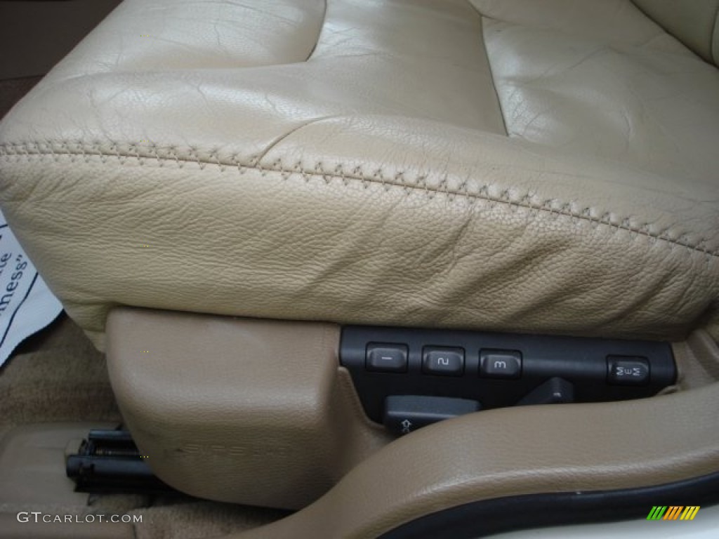 2003 Volvo XC70 AWD Controls Photo #53008859