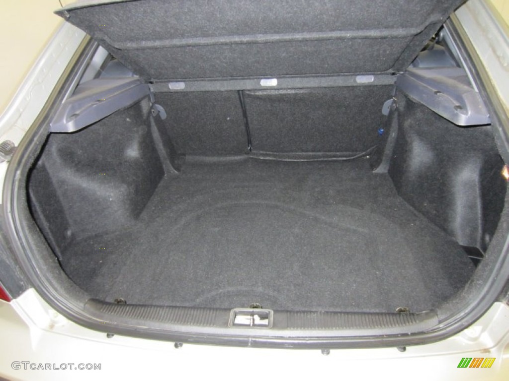 2003 Hyundai Elantra GT Hatchback Trunk Photo #53018987