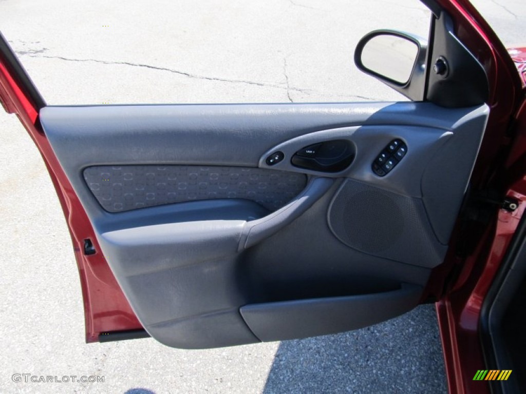 2003 Focus ZX5 Hatchback - Sangria Red Metallic / Medium Graphite photo #11