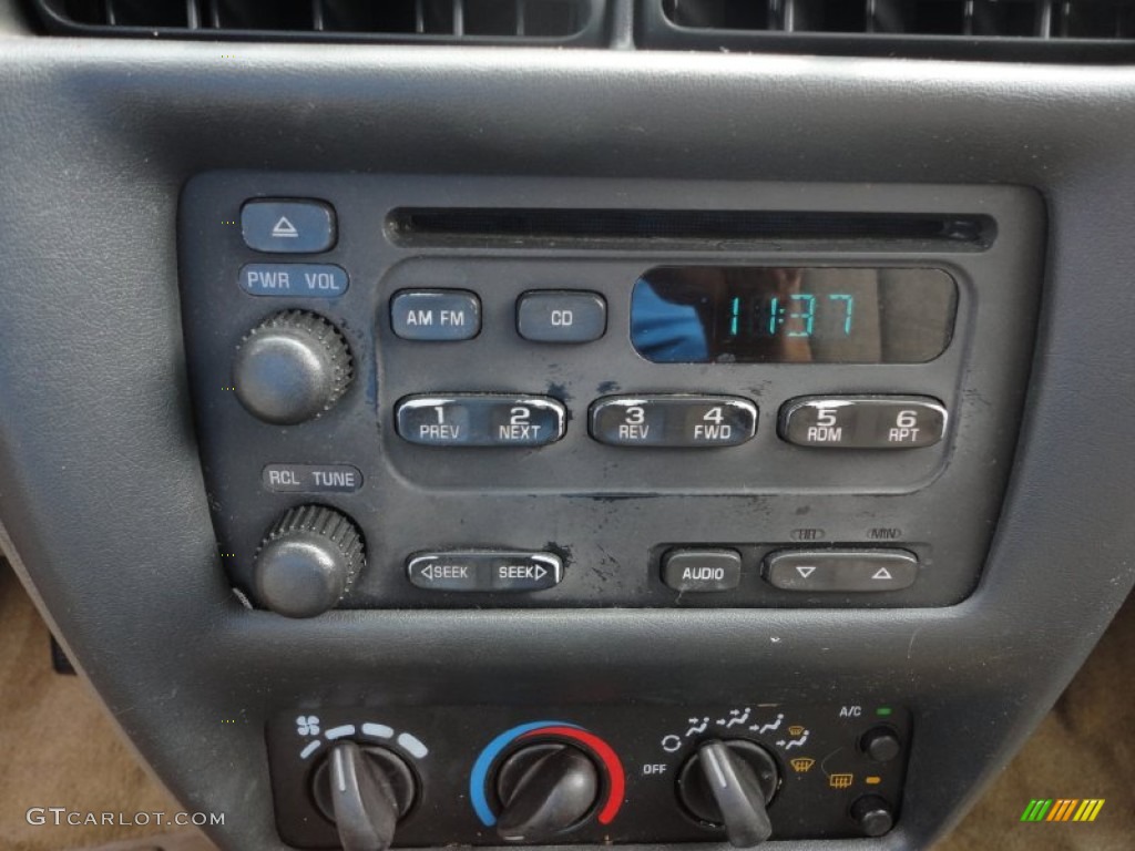 2001 Chevrolet Cavalier Sedan Audio System Photo #53027621