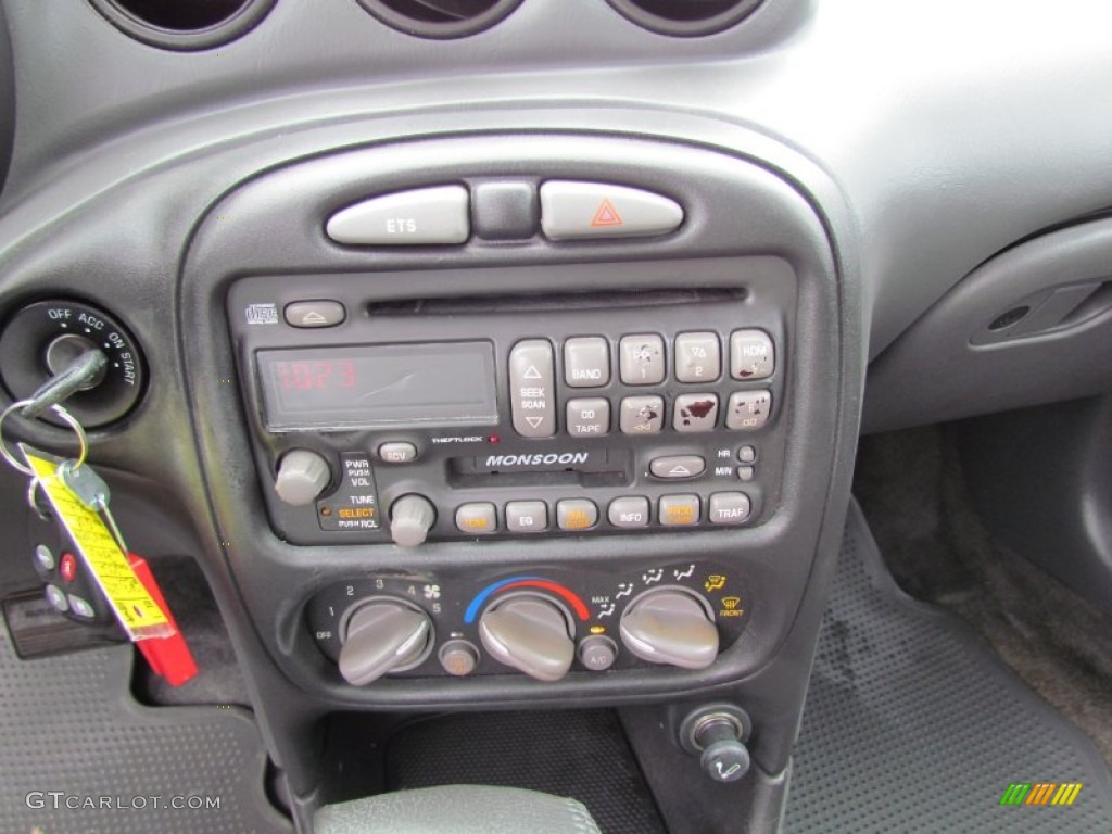 2002 Pontiac Grand Am GT Coupe Controls Photos