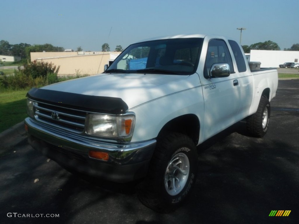 1997 T100 Truck DX Extended Cab 4x4 - White / Gray photo #8
