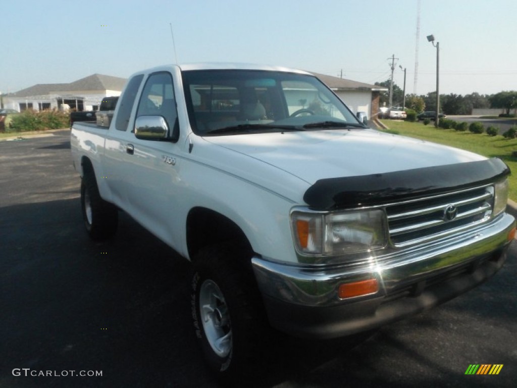 1997 T100 Truck DX Extended Cab 4x4 - White / Gray photo #10