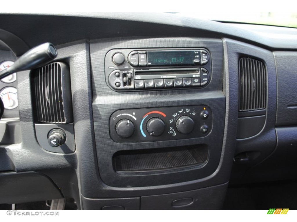 2004 Ram 1500 SLT Quad Cab 4x4 - Black / Dark Slate Gray photo #11