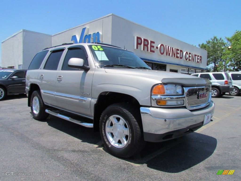 2005 Yukon SLT 4x4 - Sand Beige Metallic / Pewter/Dark Pewter photo #1