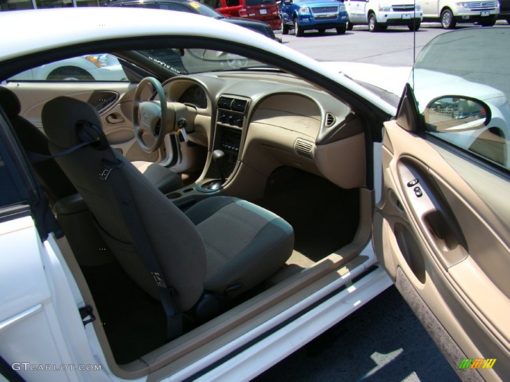 2001 Mustang V6 Coupe - Oxford White / Medium Parchment photo #12