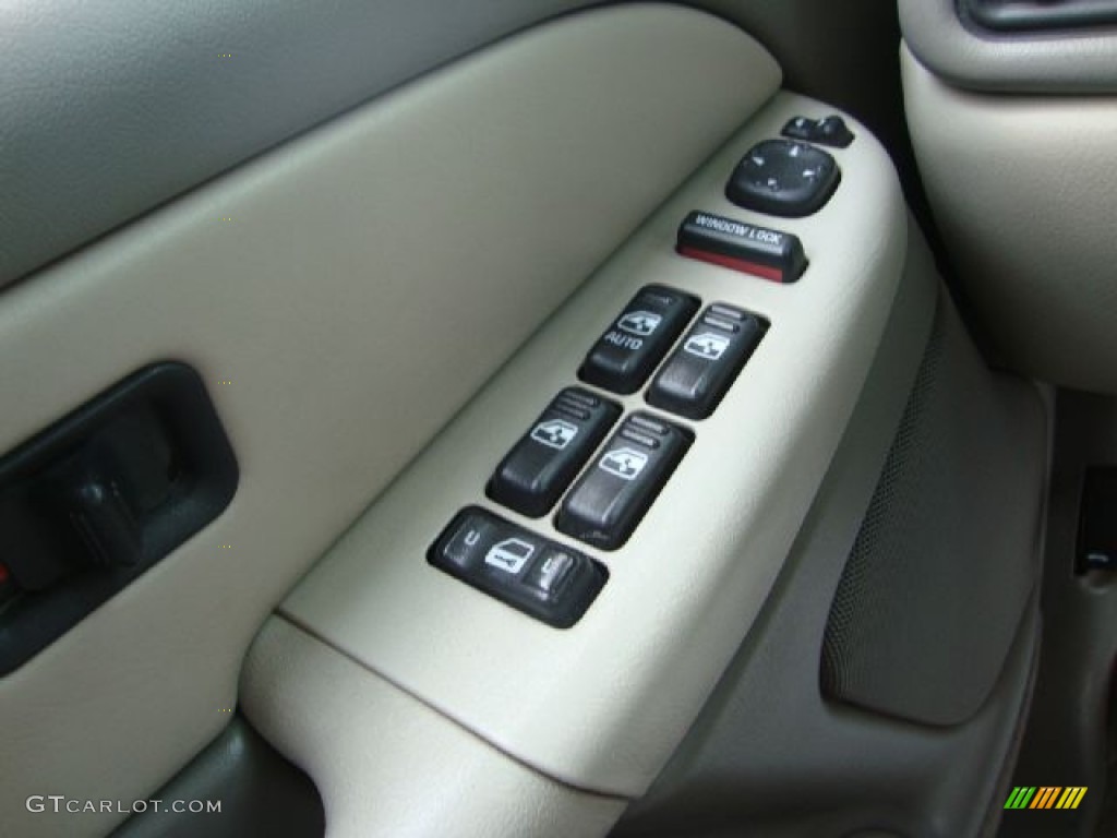 2001 Chevrolet Tahoe LS Controls Photos