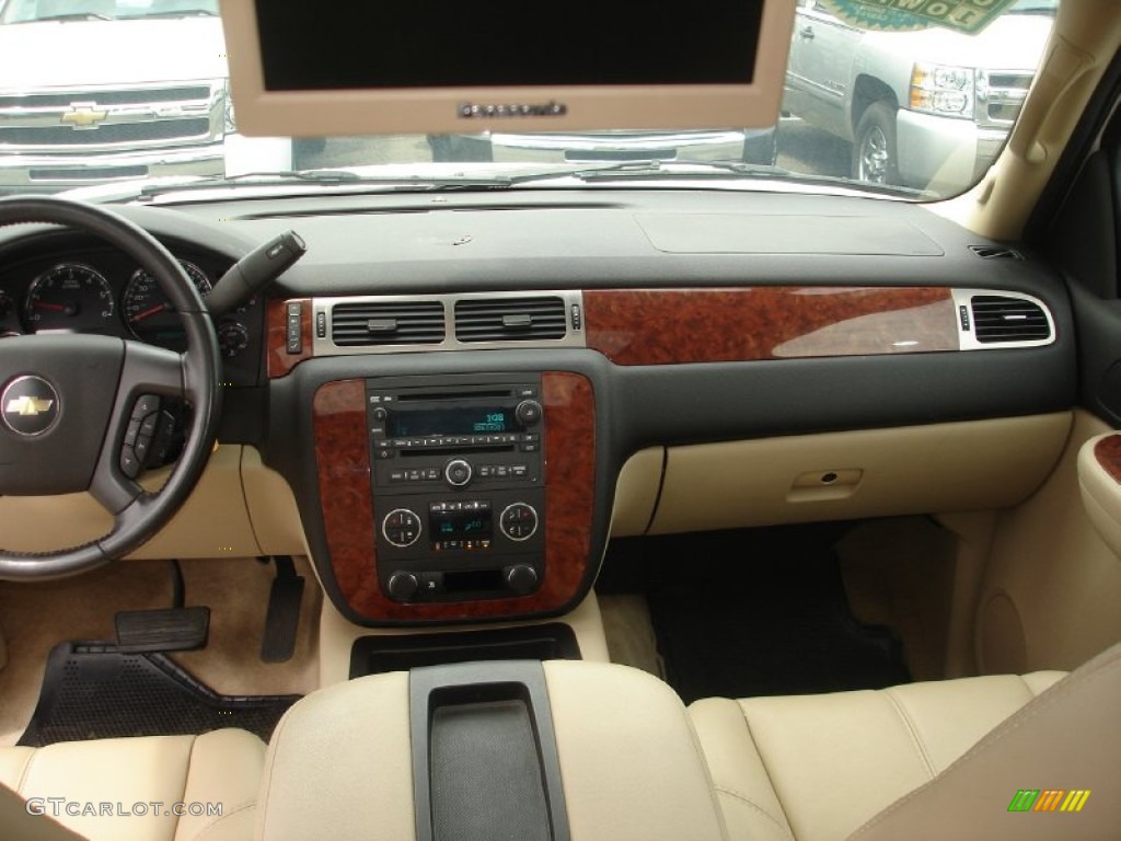 2007 Chevrolet Suburban 1500 LT 4x4 Light Cashmere/Ebony Dashboard Photo #53088560