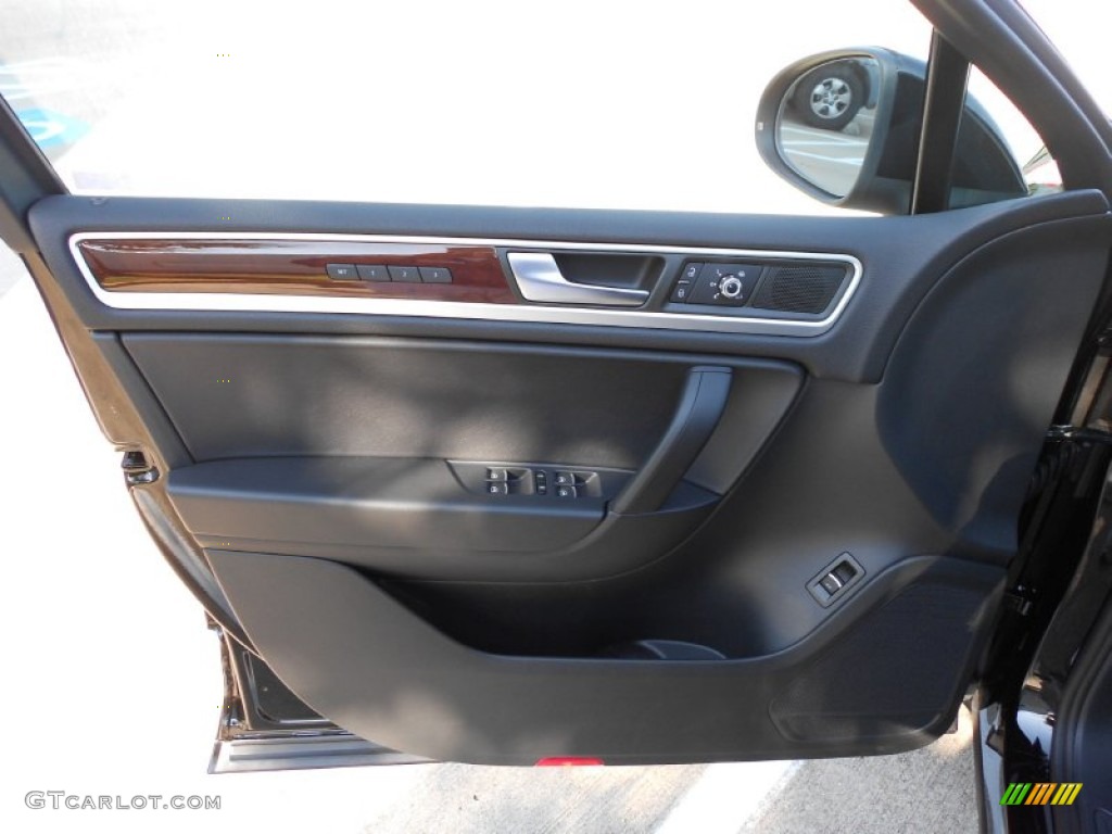 2011 Volkswagen Touareg TDI Lux 4XMotion Door Panel Photos