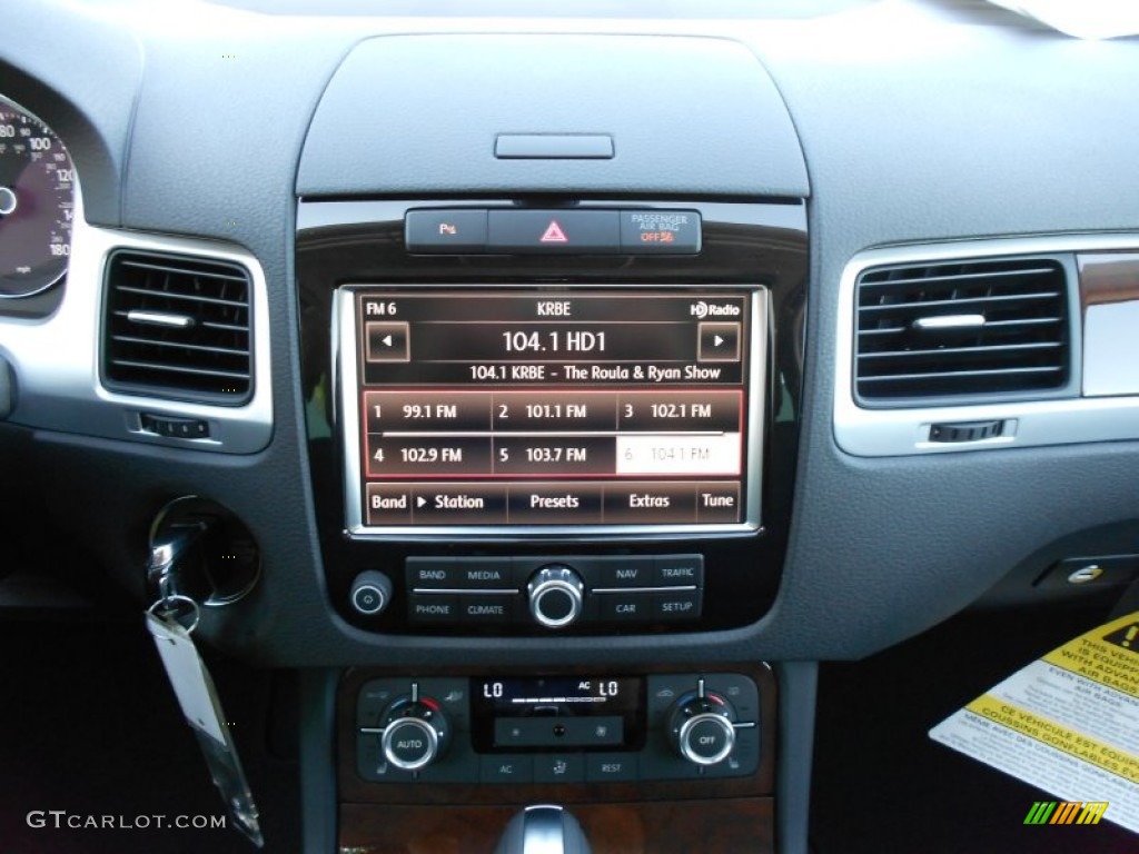 2011 Volkswagen Touareg TDI Lux 4XMotion Controls Photo #53089874