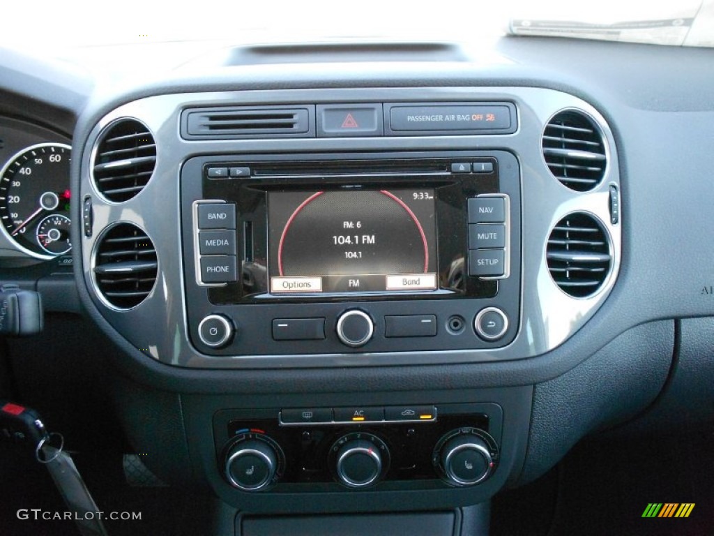 2012 Volkswagen Tiguan SE Controls Photo #53091200