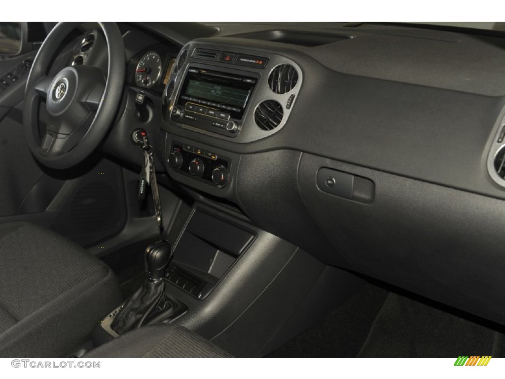 2012 Tiguan SE - Deep Black Metallic / Black photo #30
