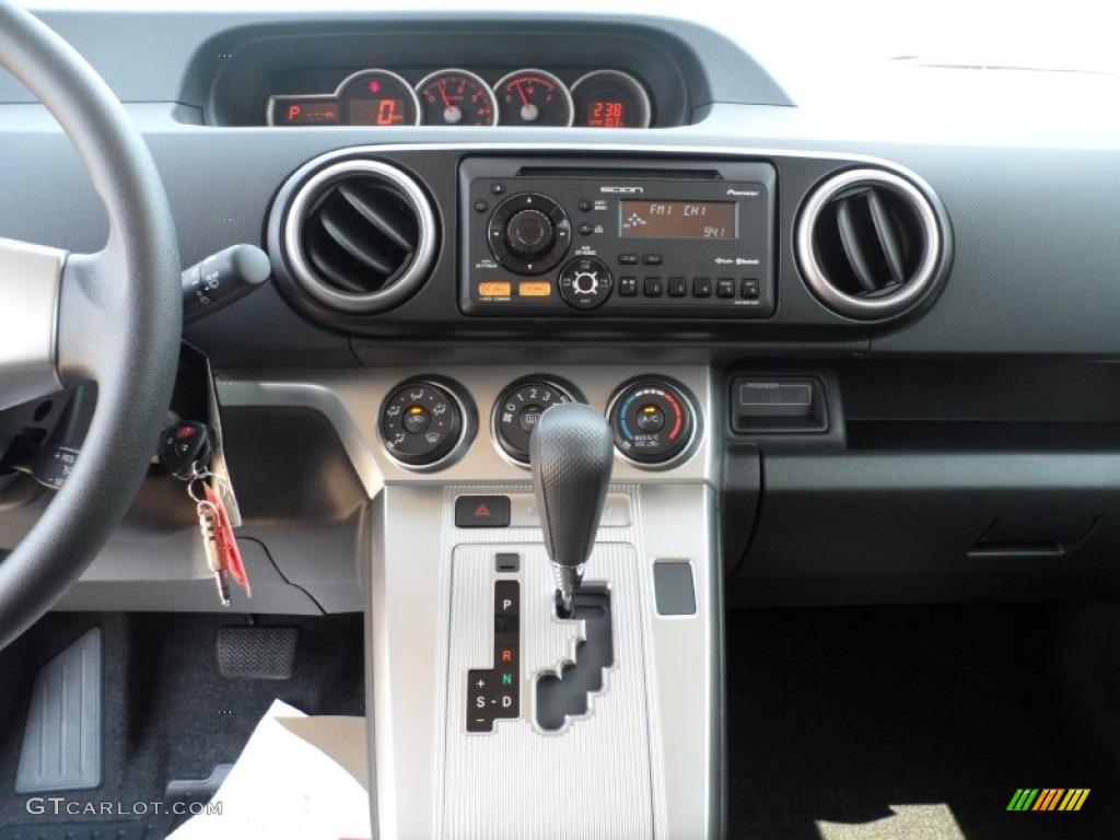 2012 Scion xB Standard xB Model Controls Photo #53109245