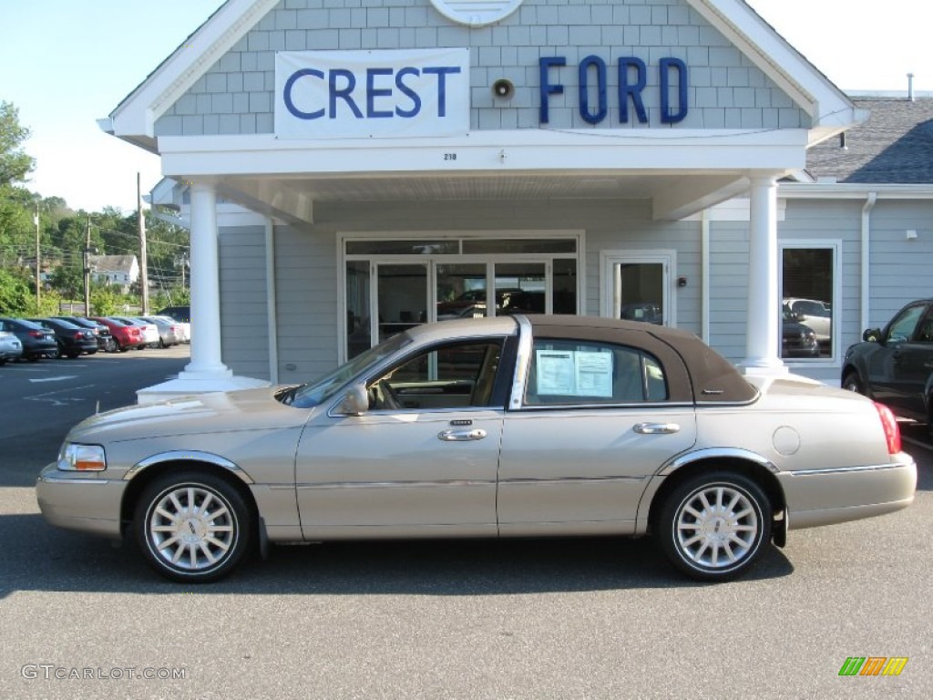 2006 Town Car Signature - Light French Silk Metallic / Light Camel photo #1