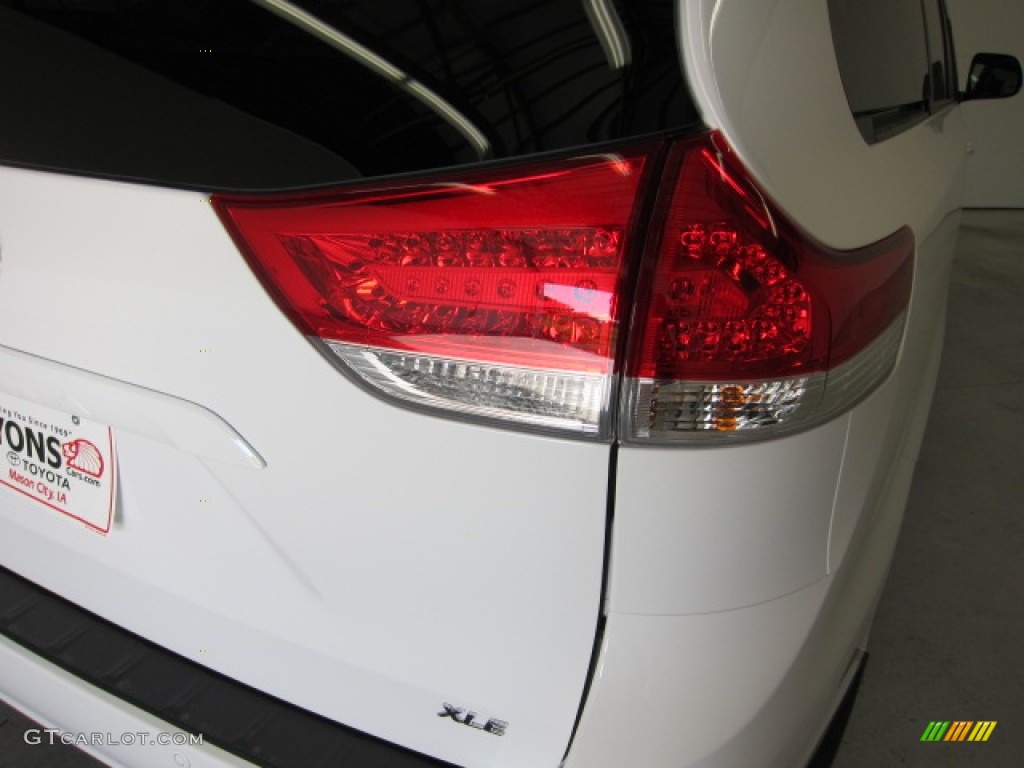 2011 Sienna XLE - Super White / Light Gray photo #15