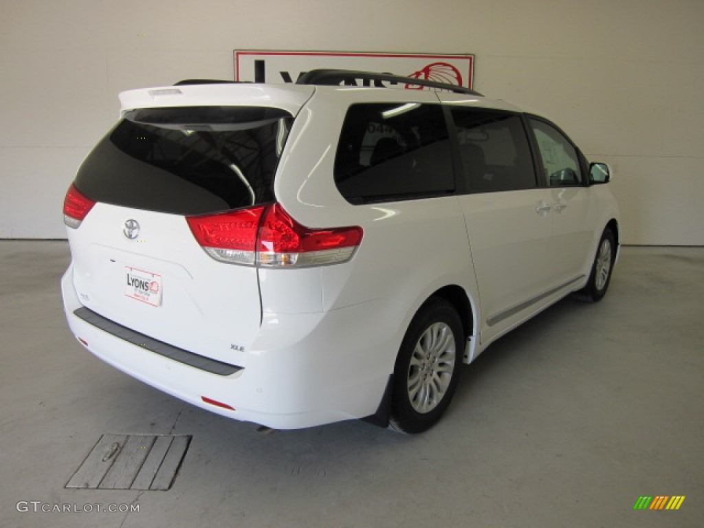 2011 Sienna XLE - Super White / Light Gray photo #17