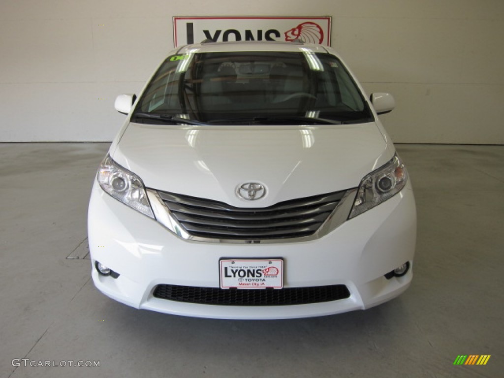 2011 Sienna XLE - Super White / Light Gray photo #20