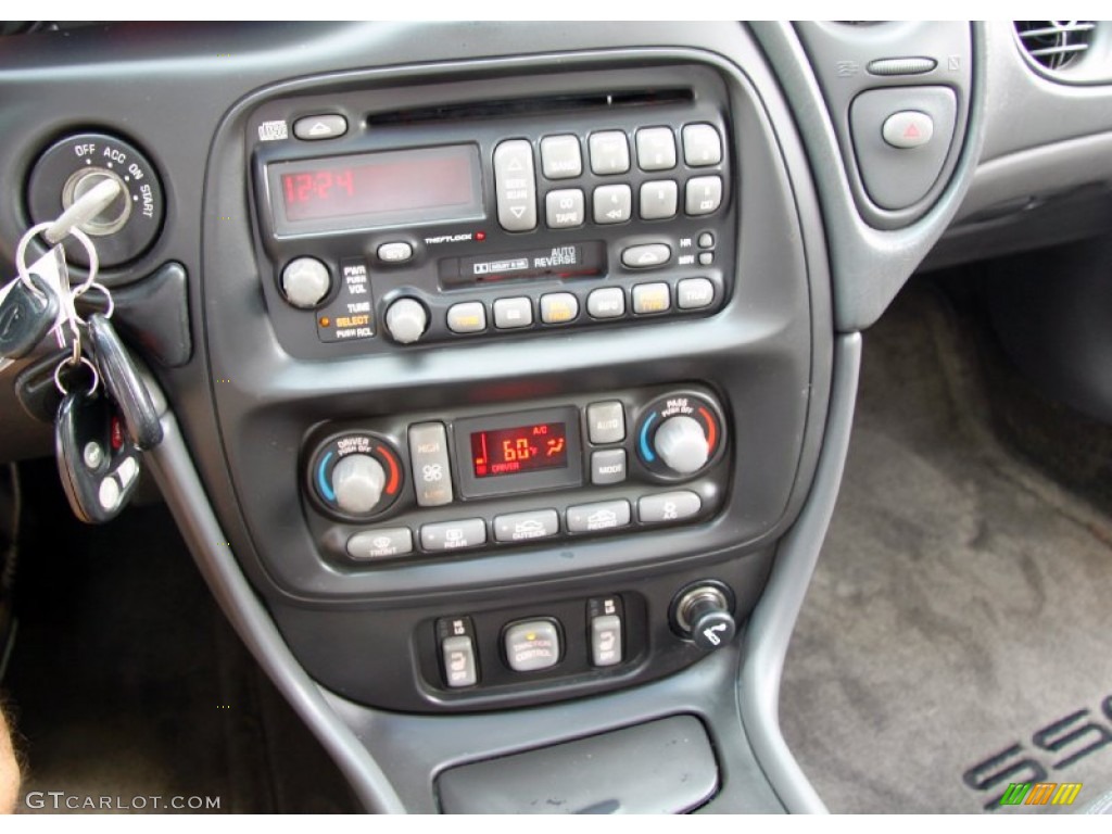 2002 Pontiac Bonneville SLE Controls Photo #53122233
